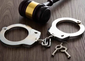 Түркістанда сау әйелін психиатриялық стационарға күштеп жатқызған ер адам достарымен бірге сотталды